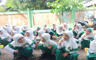 MENANAMKAN HIDUP SEHAT SEJAK DINI, MIN 25 HULU SUNGAI UTARA IKUTI KEGIATAN CUCI TANGAN PAKAI SABUN (CTPS) DAN SIKAT GIGI MASSAL